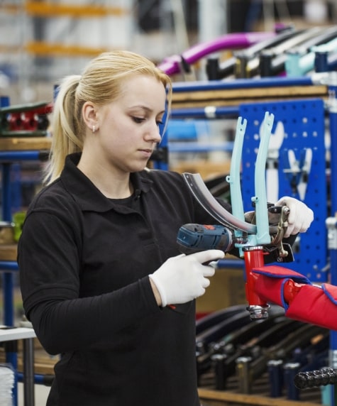 Contacto | mujer trabajando en la instalación de parabrisas en maracay