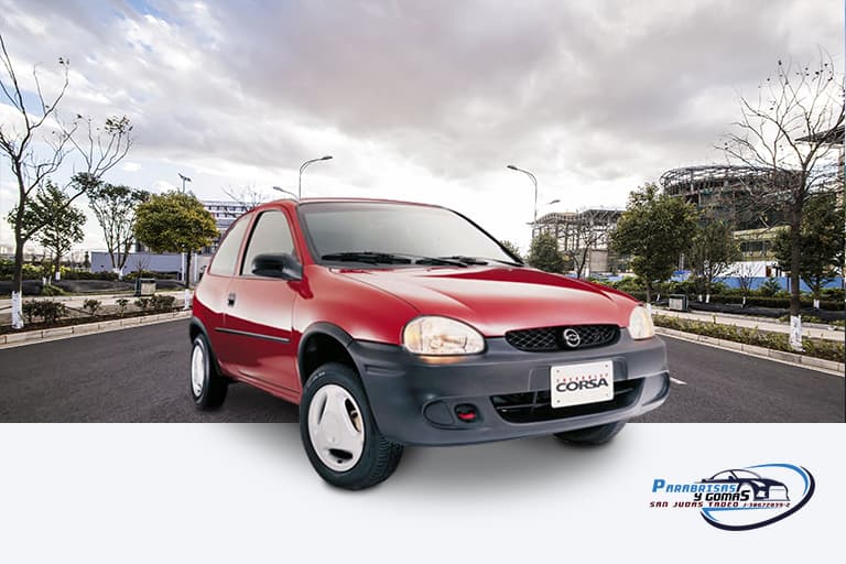 Parabrisas de Corsa color rojo en la ciudad de maracay